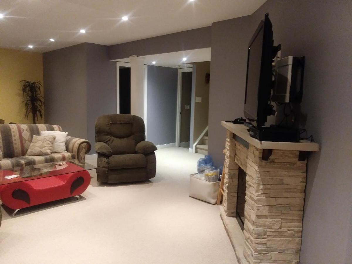 680 Sq Ft Private Space With Ensuite Bathroom カルガリー エクステリア 写真