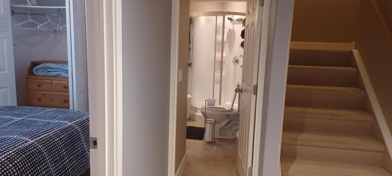 680 Sq Ft Private Space With Ensuite Bathroom カルガリー エクステリア 写真