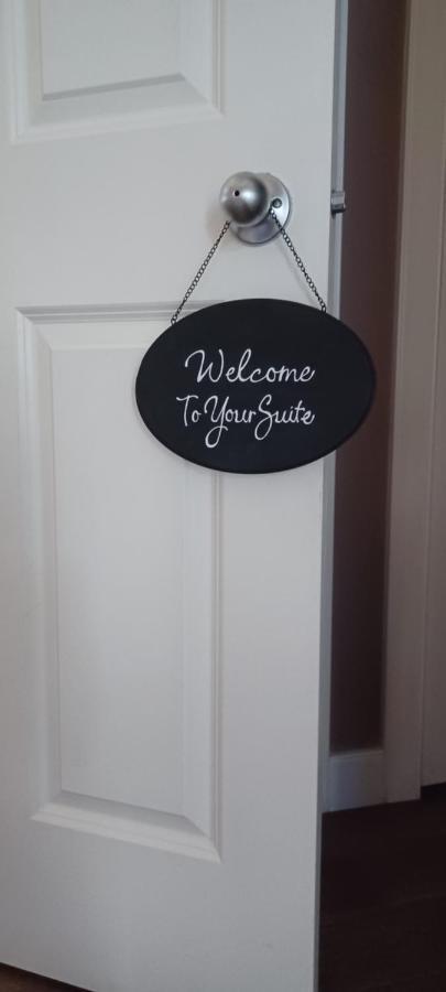 680 Sq Ft Private Space With Ensuite Bathroom カルガリー エクステリア 写真
