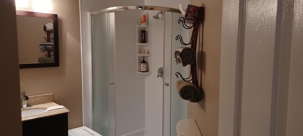 680 Sq Ft Private Space With Ensuite Bathroom カルガリー エクステリア 写真