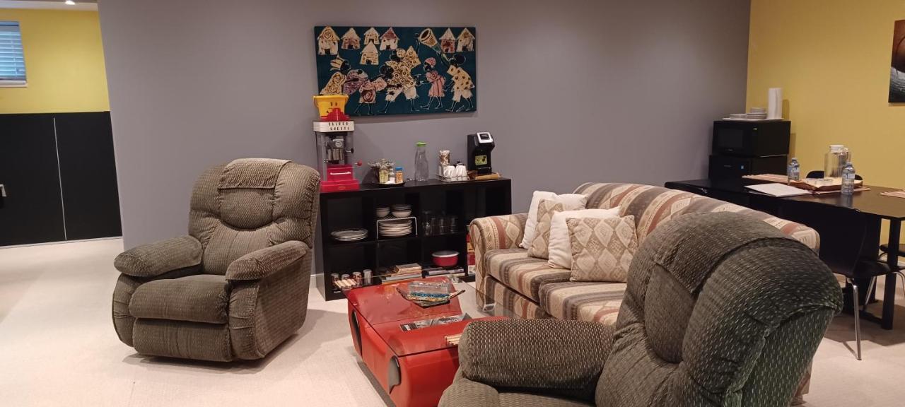 680 Sq Ft Private Space With Ensuite Bathroom カルガリー エクステリア 写真