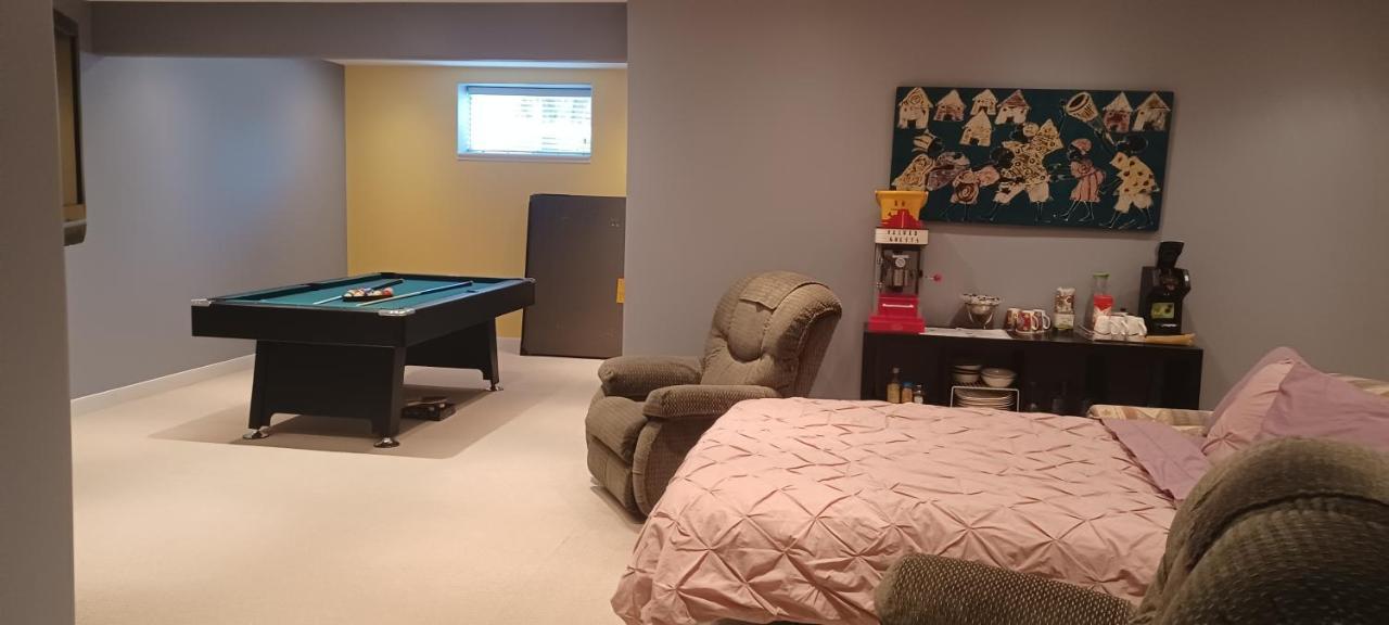 680 Sq Ft Private Space With Ensuite Bathroom カルガリー エクステリア 写真